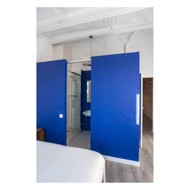 Proyecto reforma integral casa EstudioTinto EstudioTInto - Diseño proyectos arquitectura - baño principal azul reforma integral casa entre medianeras Bañolas Gerona